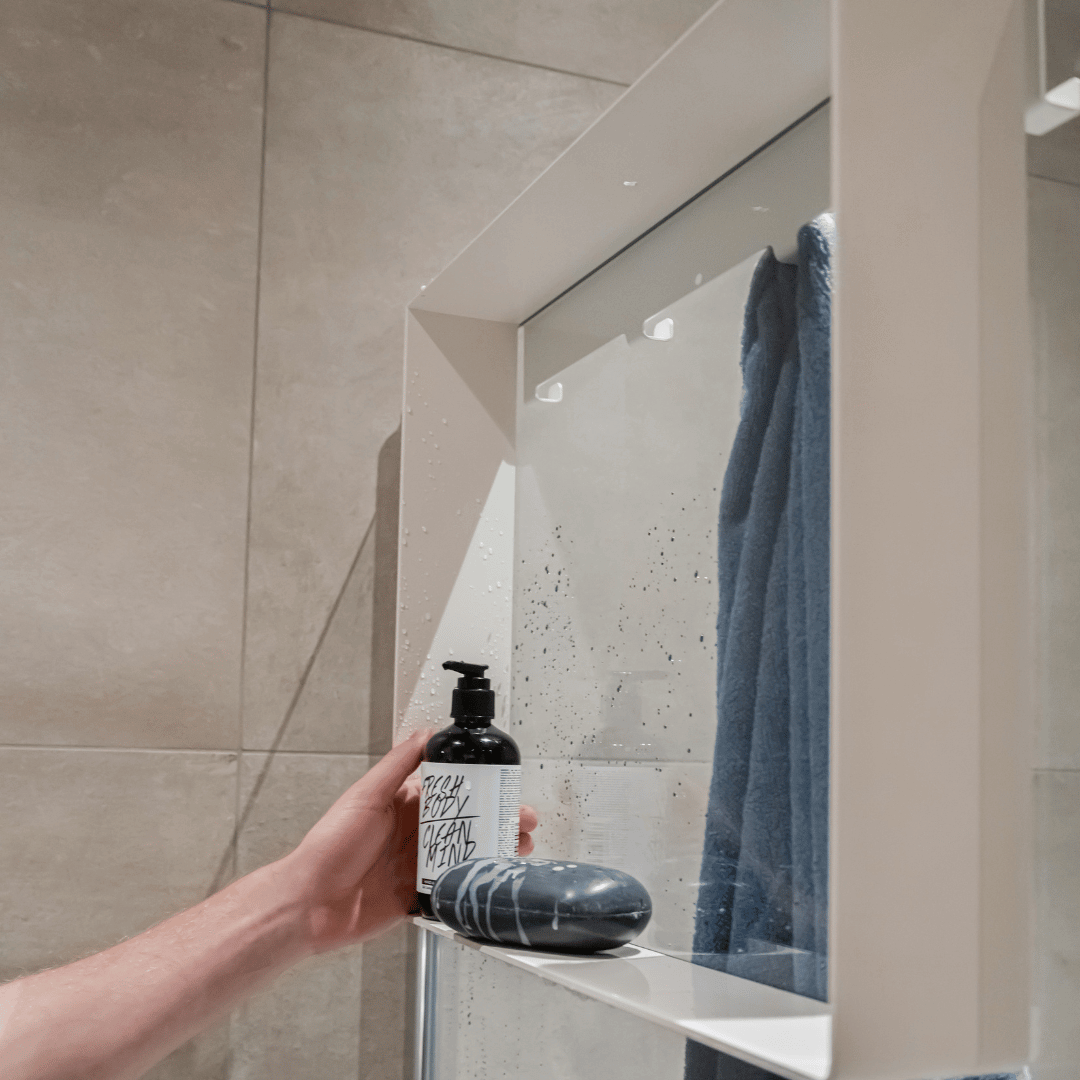 Hängendes Duschregal aus Edelstahl, weiß – für Duschwand